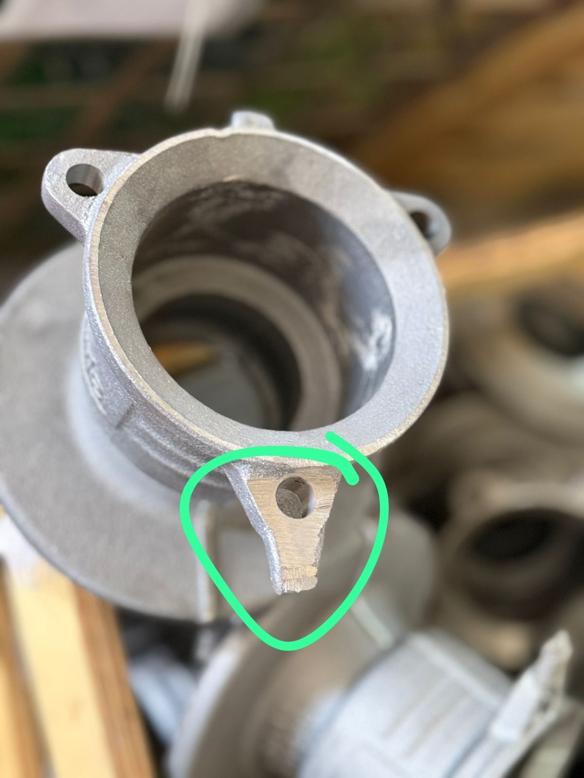 Shrinkage defect at the section-change area of the flange casting